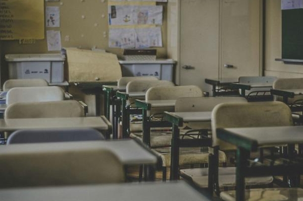 知名補習班驚傳「7歲男童墜樓身亡」！42歲母崩潰：「是我冒險生下來的」