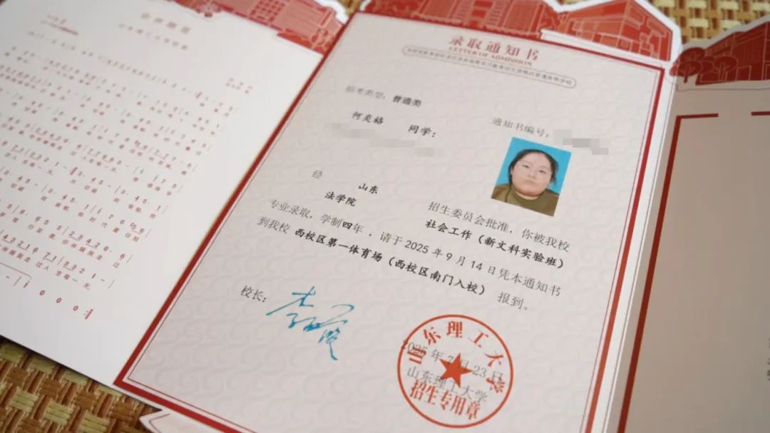 出生就不能走路！19歲女孩「靠爺爺揹上學」寒暑不中斷　12年後「一家人現況曝光」惹哭網友