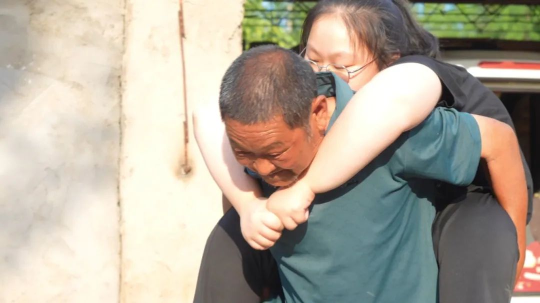 出生就不能走路！19歲女孩「靠爺爺揹上學」寒暑不中斷　12年後「一家人現況曝光」惹哭網友