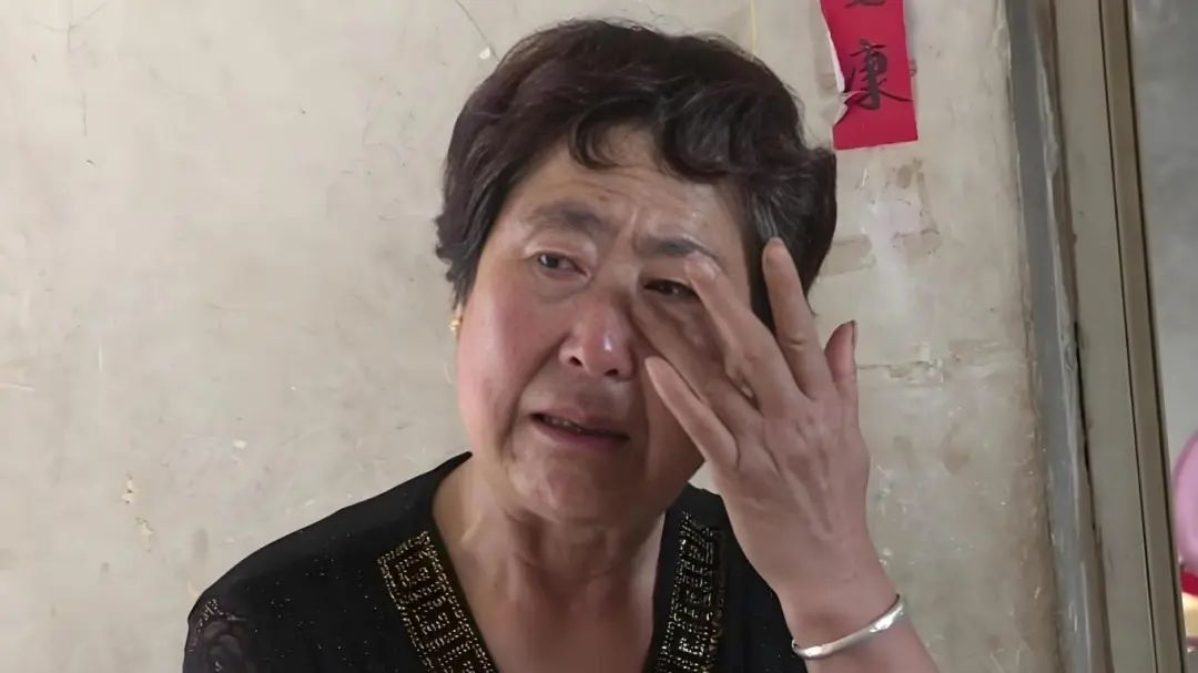 出生就不能走路！19歲女孩「靠爺爺揹上學」寒暑不中斷　12年後「一家人現況曝光」惹哭網友