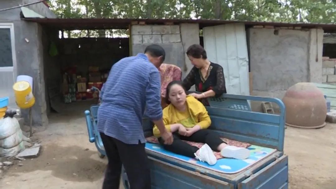 出生就不能走路！19歲女孩「靠爺爺揹上學」寒暑不中斷　12年後「一家人現況曝光」惹哭網友