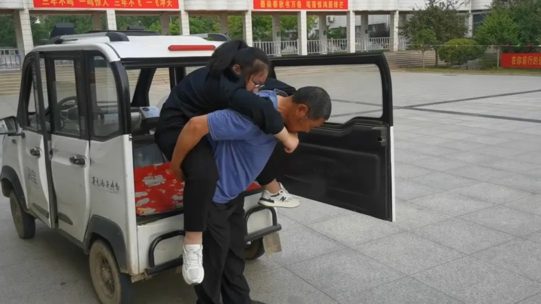 出生就不能走路！19歲女孩「靠爺爺揹上學」寒暑不中斷　12年後「一家人現況曝光」惹哭網友