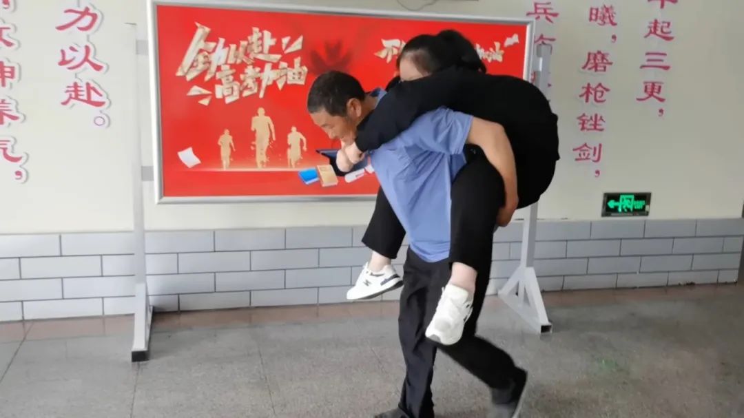 出生就不能走路！19歲女孩「靠爺爺揹上學」寒暑不中斷　12年後「一家人現況曝光」惹哭網友