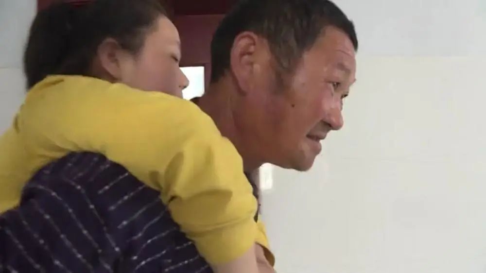 出生就不能走路！19歲女孩「靠爺爺揹上學」寒暑不中斷　12年後「一家人現況曝光」惹哭網友