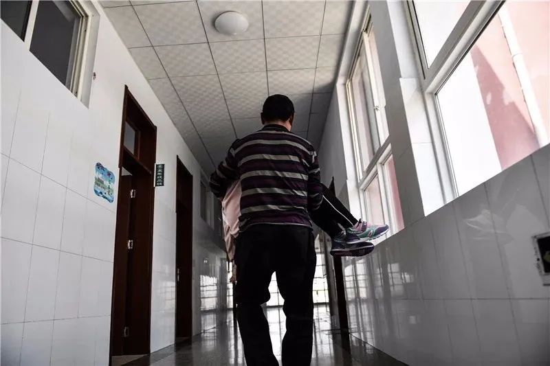 出生就不能走路！19歲女孩「靠爺爺揹上學」寒暑不中斷　12年後「一家人現況曝光」惹哭網友