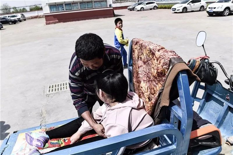 出生就不能走路！19歲女孩「靠爺爺揹上學」寒暑不中斷　12年後「一家人現況曝光」惹哭網友