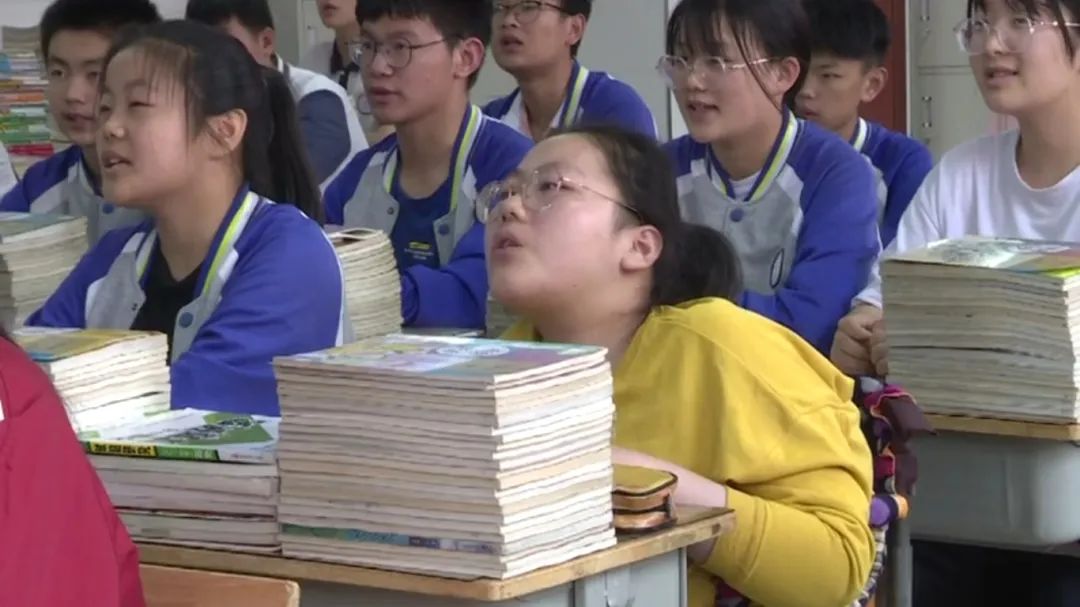 出生就不能走路！19歲女孩「靠爺爺揹上學」寒暑不中斷　12年後「一家人現況曝光」惹哭網友