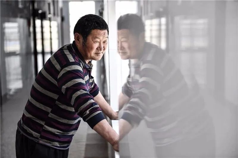 出生就不能走路！19歲女孩「靠爺爺揹上學」寒暑不中斷　12年後「一家人現況曝光」惹哭網友