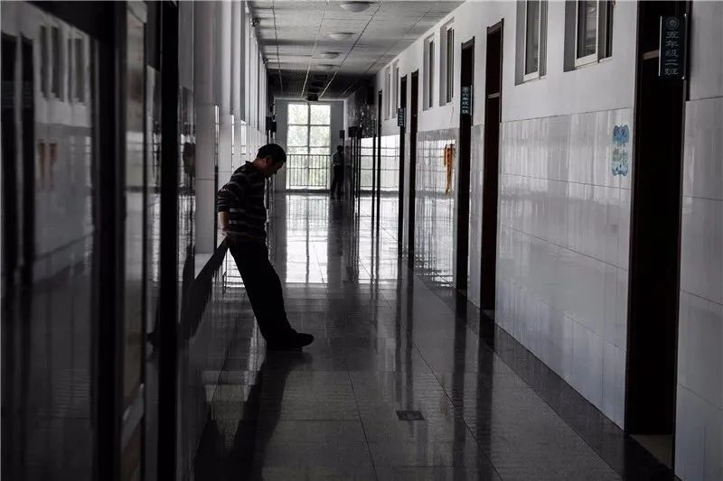 出生就不能走路！19歲女孩「靠爺爺揹上學」寒暑不中斷　12年後「一家人現況曝光」惹哭網友