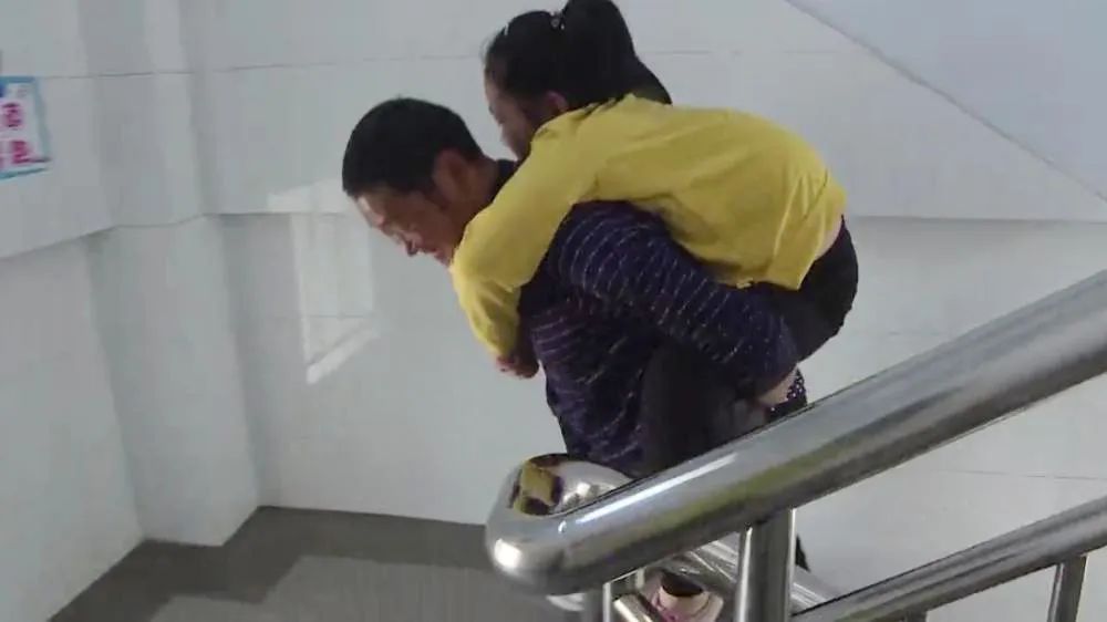 出生就不能走路！19歲女孩「靠爺爺揹上學」寒暑不中斷　12年後「一家人現況曝光」惹哭網友