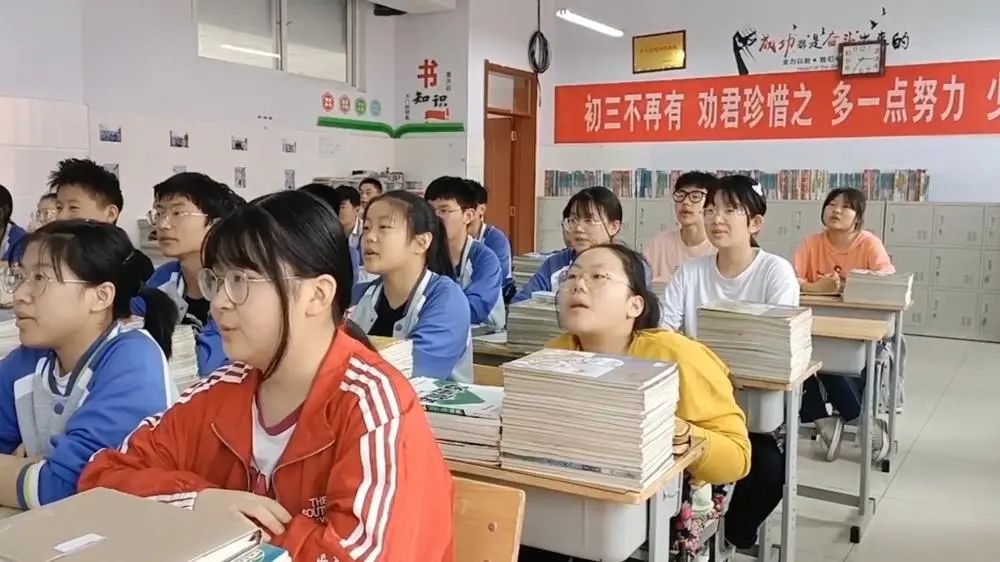 出生就不能走路！19歲女孩「靠爺爺揹上學」寒暑不中斷　12年後「一家人現況曝光」惹哭網友