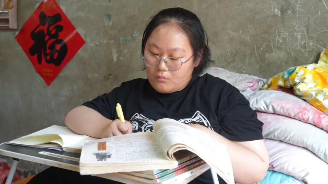 出生就不能走路！19歲女孩「靠爺爺揹上學」寒暑不中斷　12年後「一家人現況曝光」惹哭網友