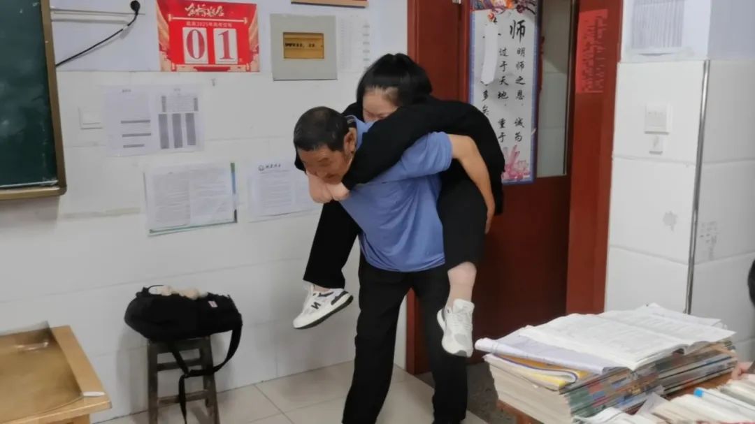 出生就不能走路！19歲女孩「靠爺爺揹上學」寒暑不中斷　12年後「一家人現況曝光」惹哭網友