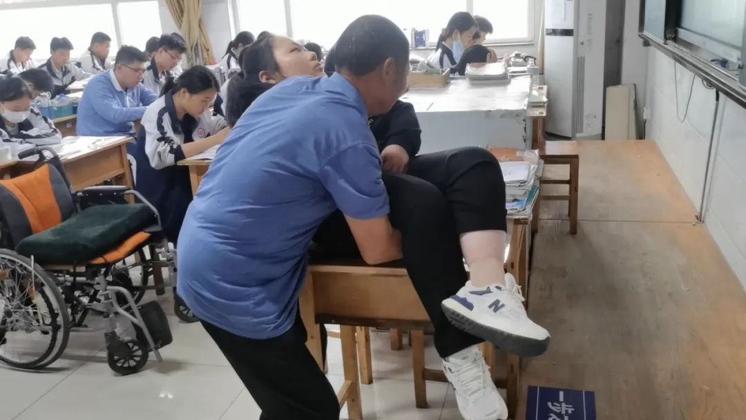 出生就不能走路！19歲女孩「靠爺爺揹上學」寒暑不中斷　12年後「一家人現況曝光」惹哭網友