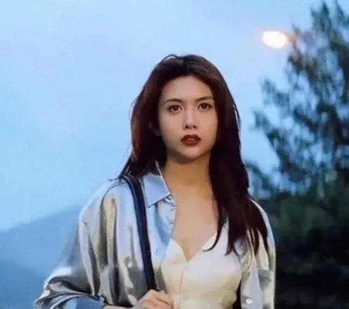 商場巧遇25歲「最美星二代」！細看仍比不上「媽媽當年神級顏值」