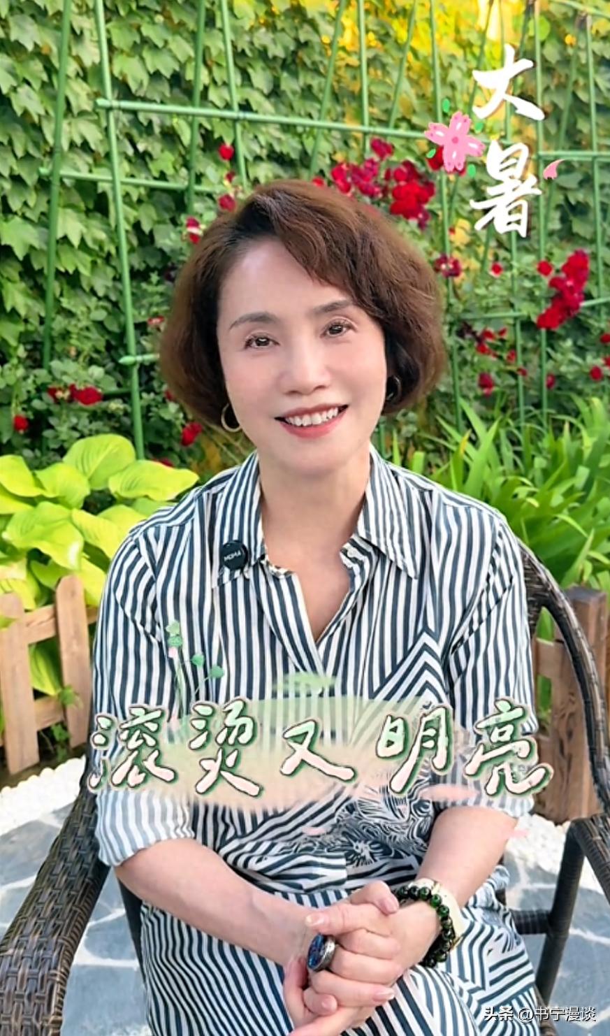 隱居農村多年！64歲知名女主播「和老公逛菜市場」　「凍齡宛若30歲」退休生活太愜意