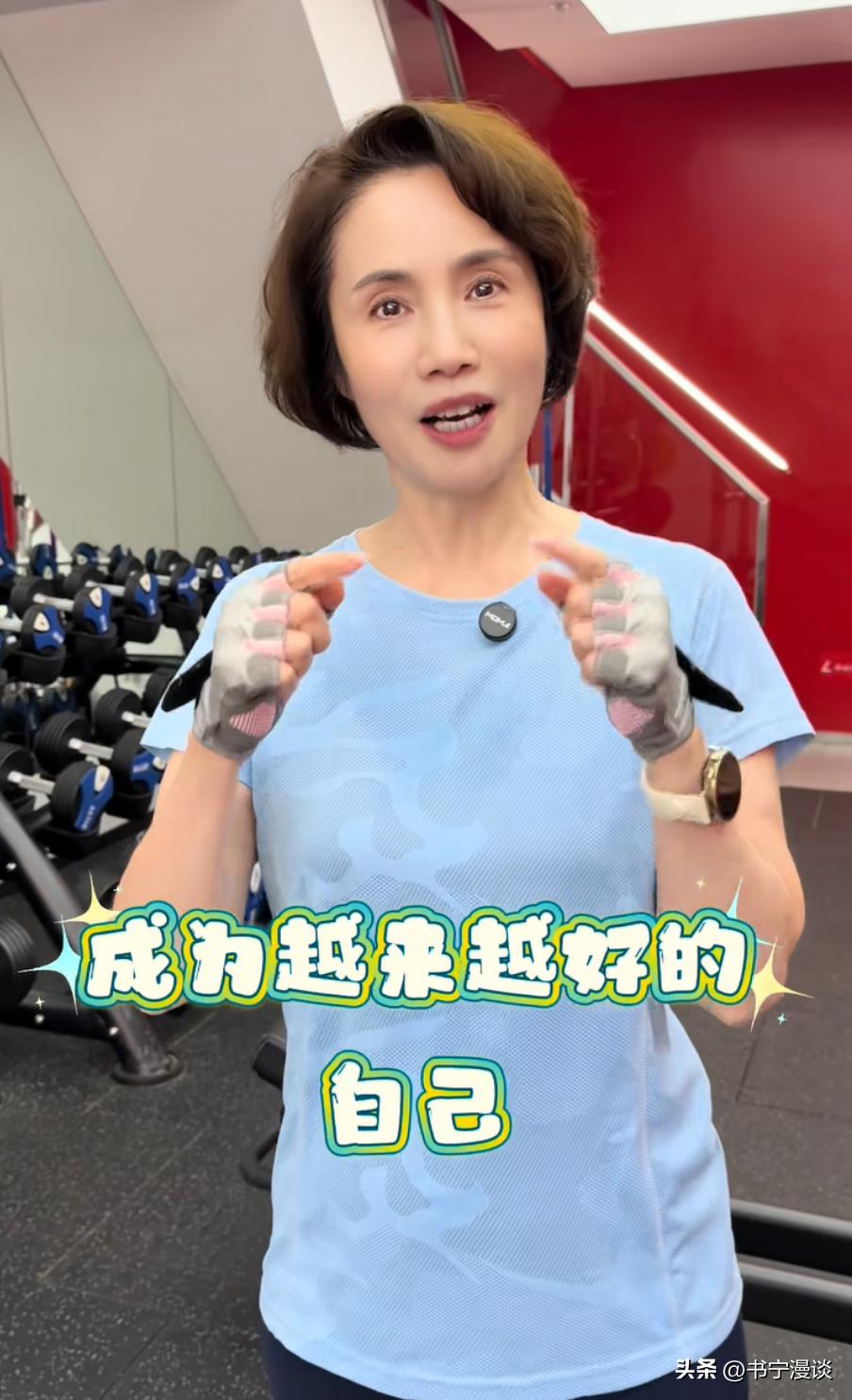 隱居農村多年！64歲知名女主播「和老公逛菜市場」　「凍齡宛若30歲」退休生活太愜意