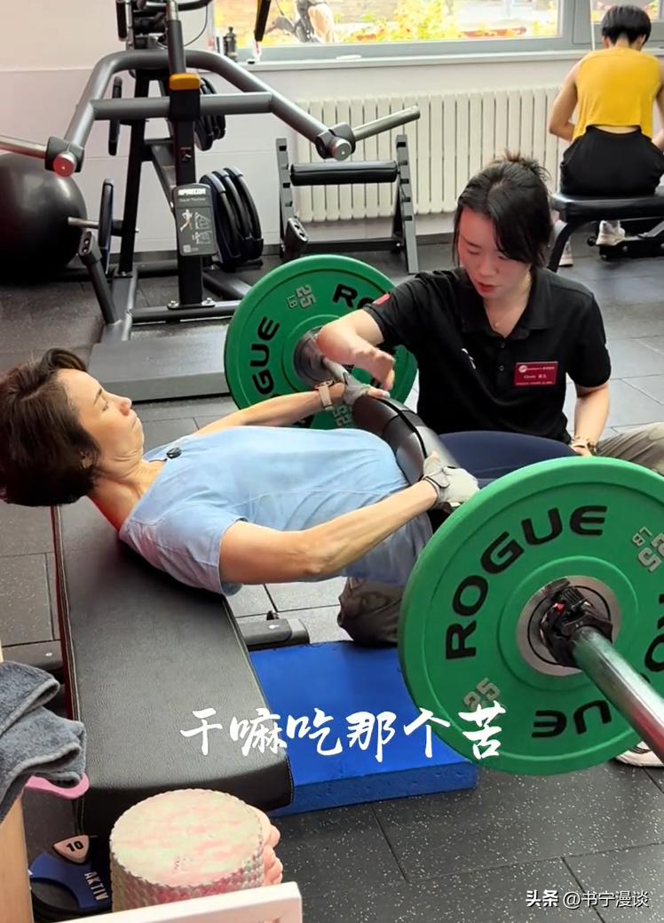 隱居農村多年！64歲知名女主播「和老公逛菜市場」　「凍齡宛若30歲」退休生活太愜意