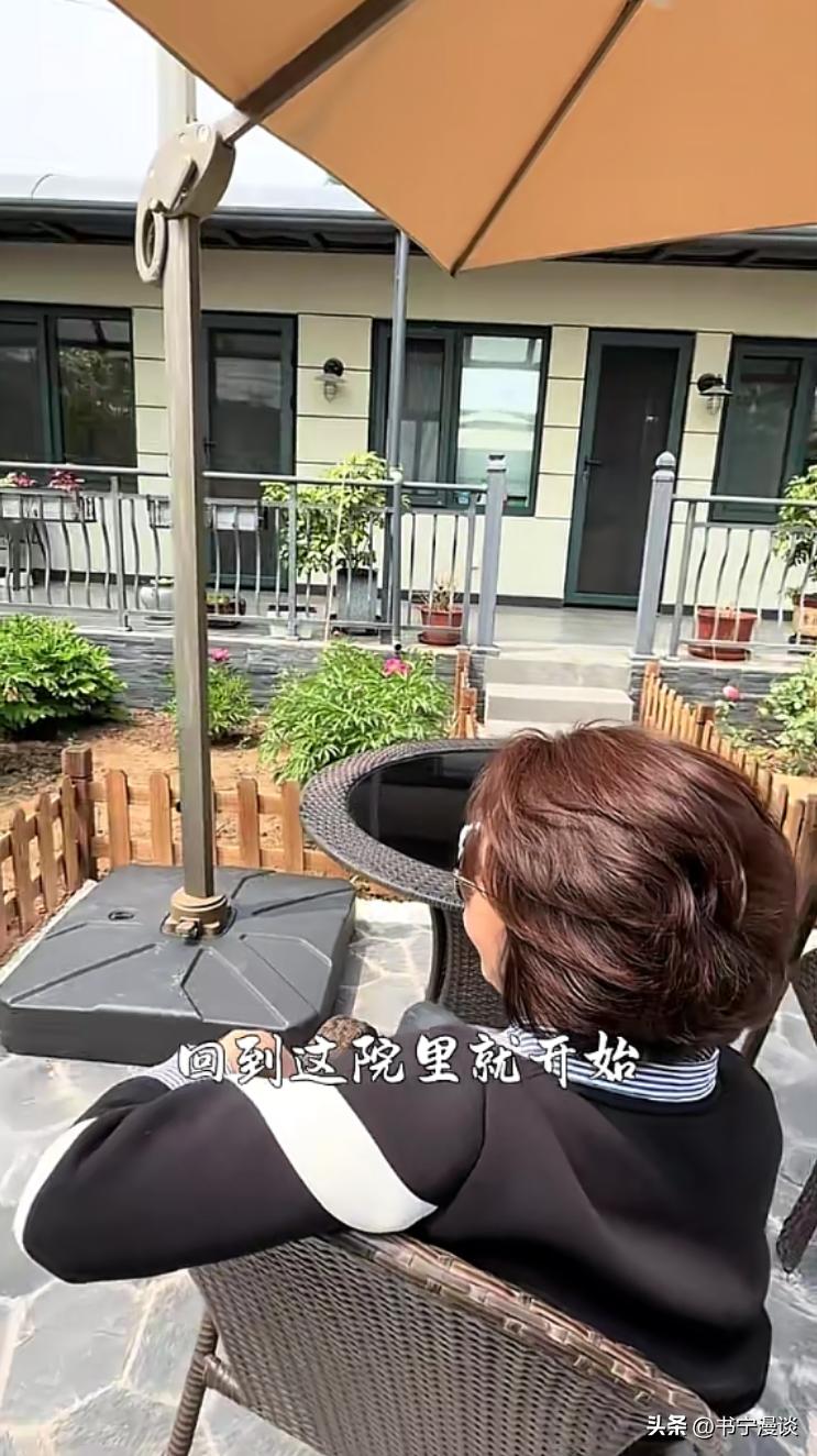 隱居農村多年！64歲知名女主播「和老公逛菜市場」　「凍齡宛若30歲」退休生活太愜意