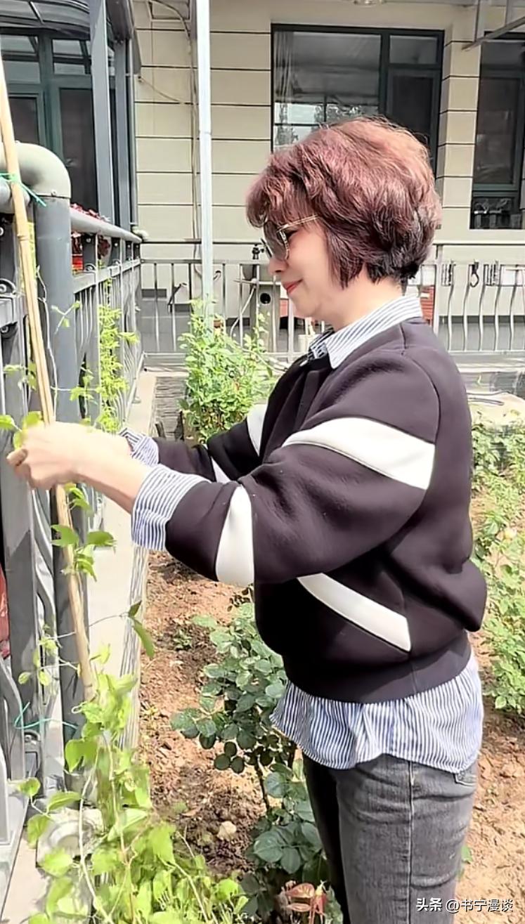 隱居農村多年！64歲知名女主播「和老公逛菜市場」　「凍齡宛若30歲」退休生活太愜意
