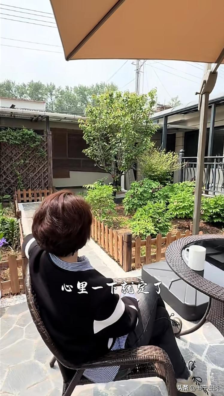 隱居農村多年！64歲知名女主播「和老公逛菜市場」　「凍齡宛若30歲」退休生活太愜意