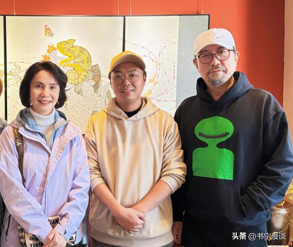 隱居農村多年！64歲知名女主播「和老公逛菜市場」　「凍齡宛若30歲」退休生活太愜意