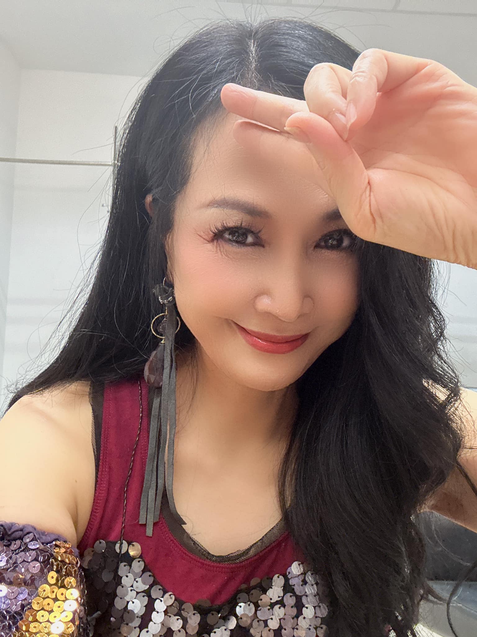 小18歲姊弟戀未果！60歲資深玉女「拋震撼彈退出歌壇」　上台直言：「對不起觀眾」