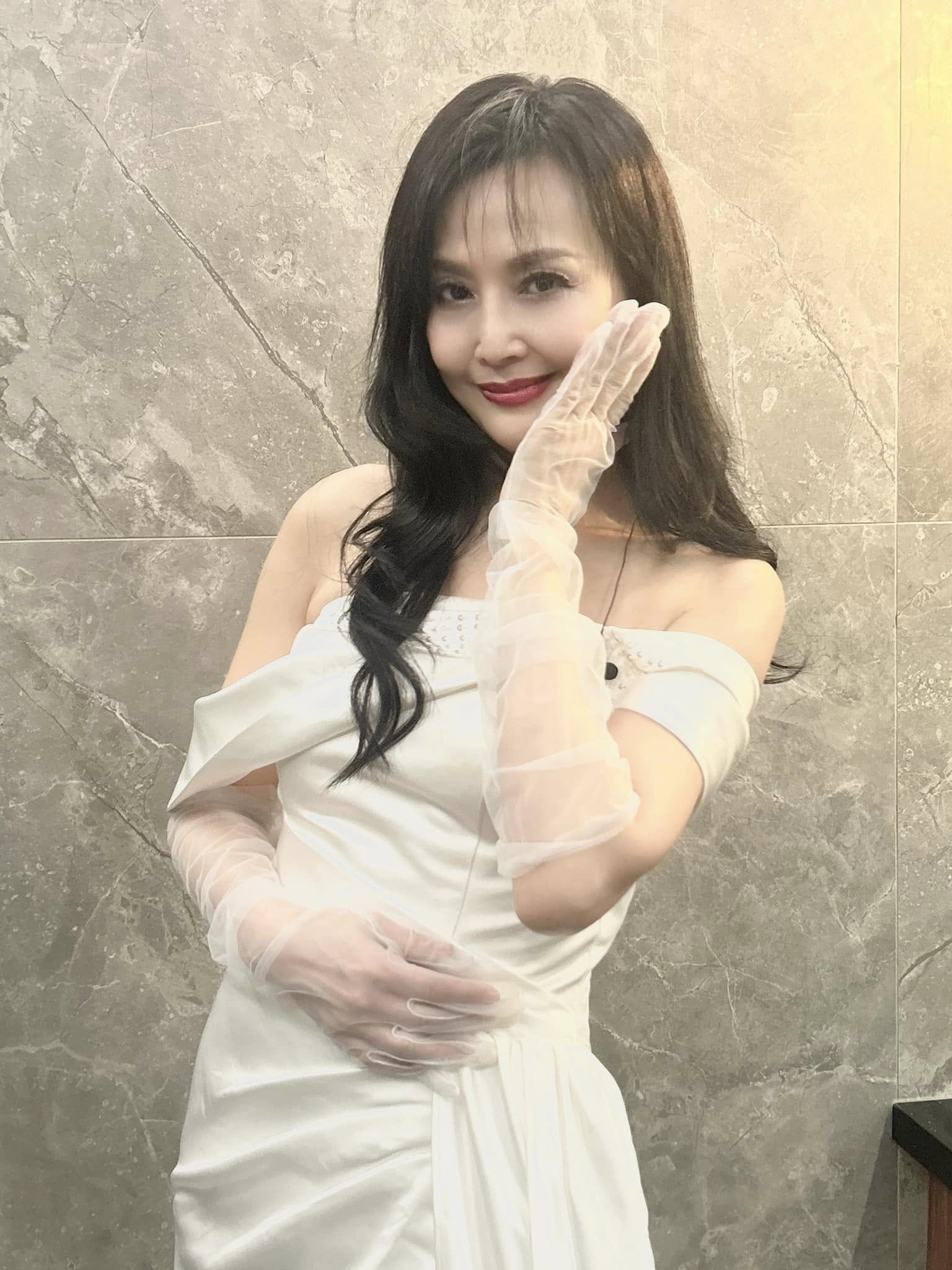 小18歲姊弟戀未果！60歲資深玉女「拋震撼彈退出歌壇」　上台直言：「對不起觀眾」
