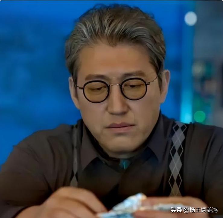 昔演壞人爆紅！資深男星晚年「身材發福、滿臉皺紋」　放棄藝人形象「在他手下打工」