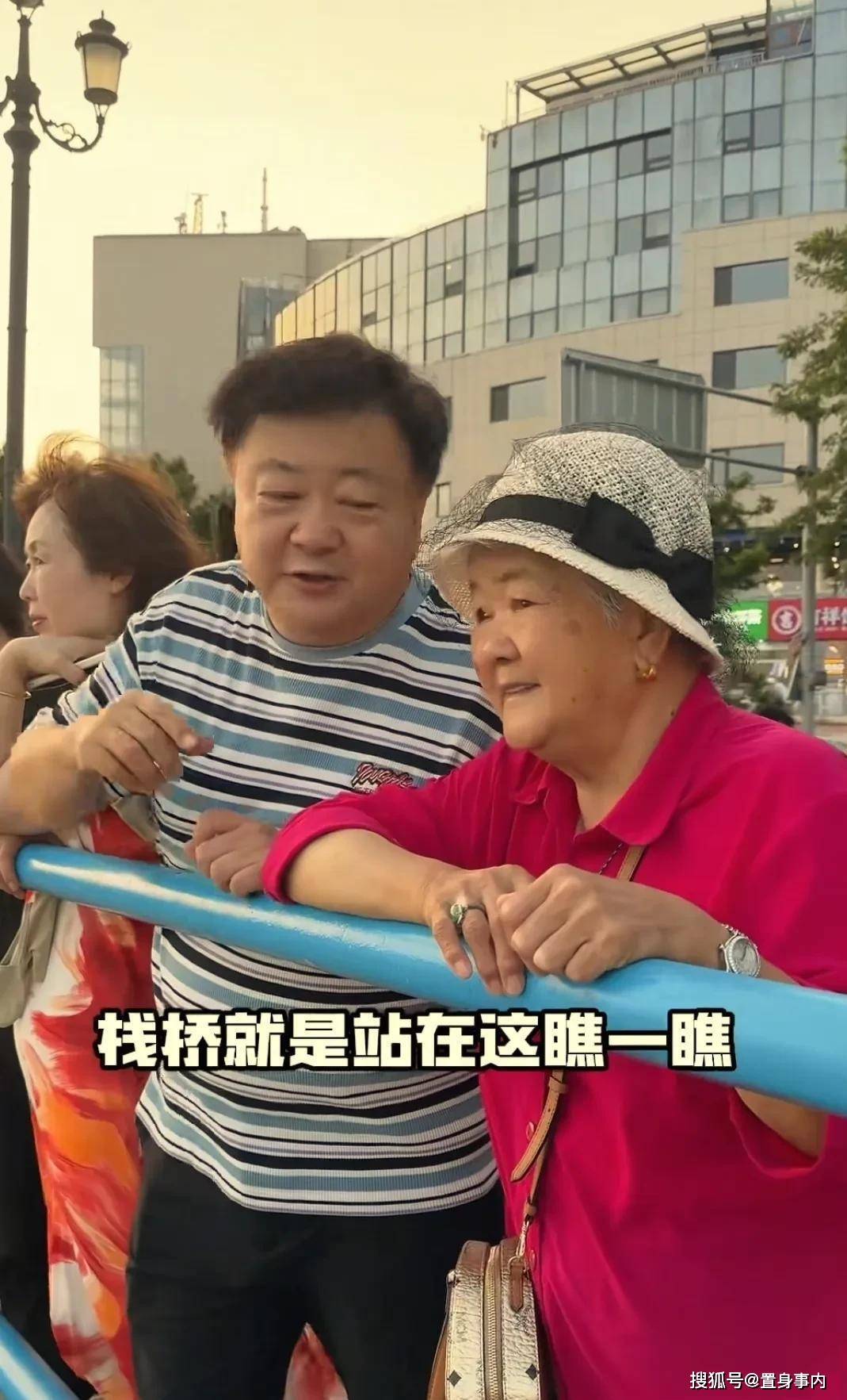 還能盡孝就是福！老戲骨「帶86歲高齡母」雲遊四海　「一摘墨鏡」粉絲驚喊：根本是姊弟