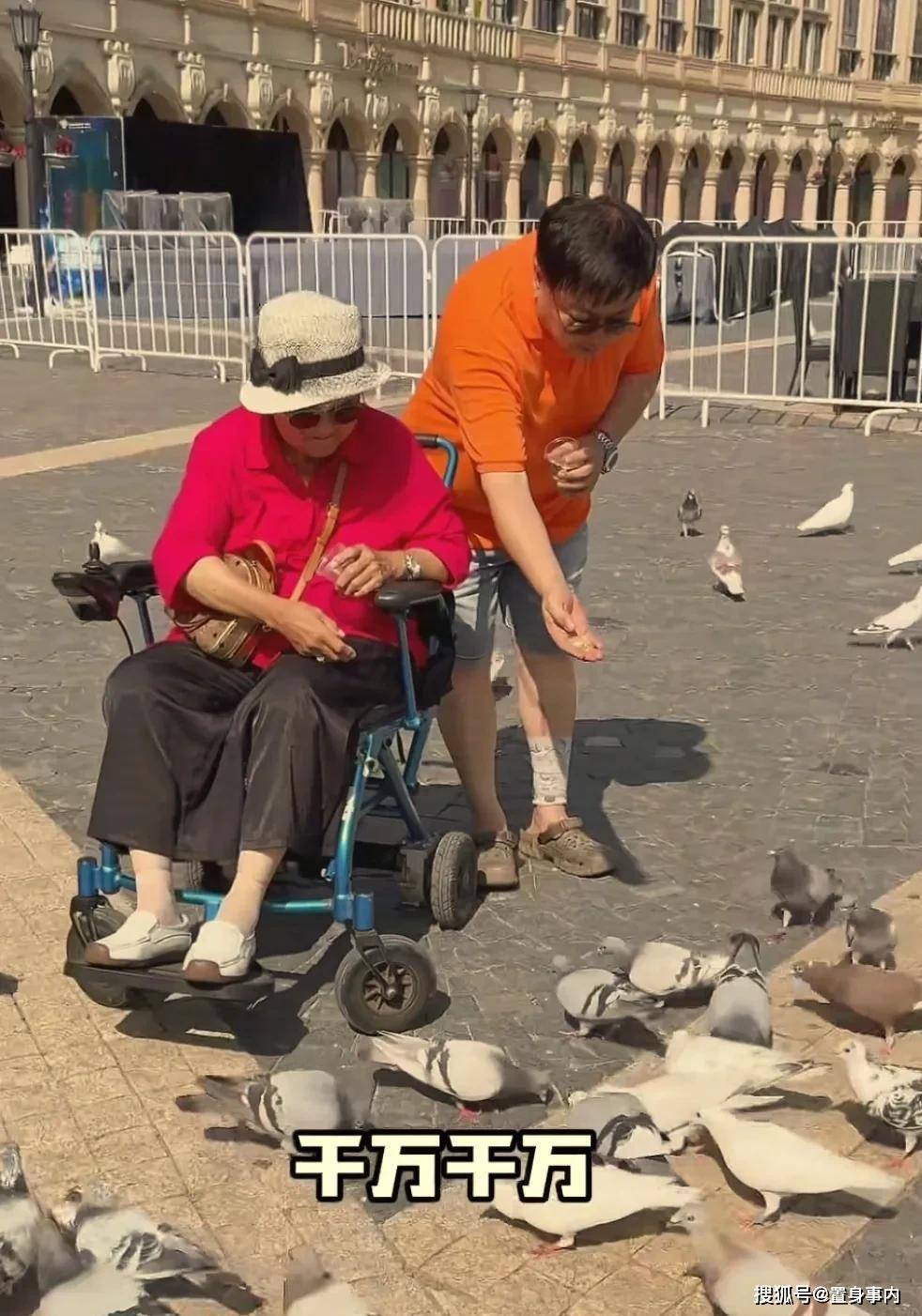 還能盡孝就是福！老戲骨「帶86歲高齡母」雲遊四海　「一摘墨鏡」粉絲驚喊：根本是姊弟