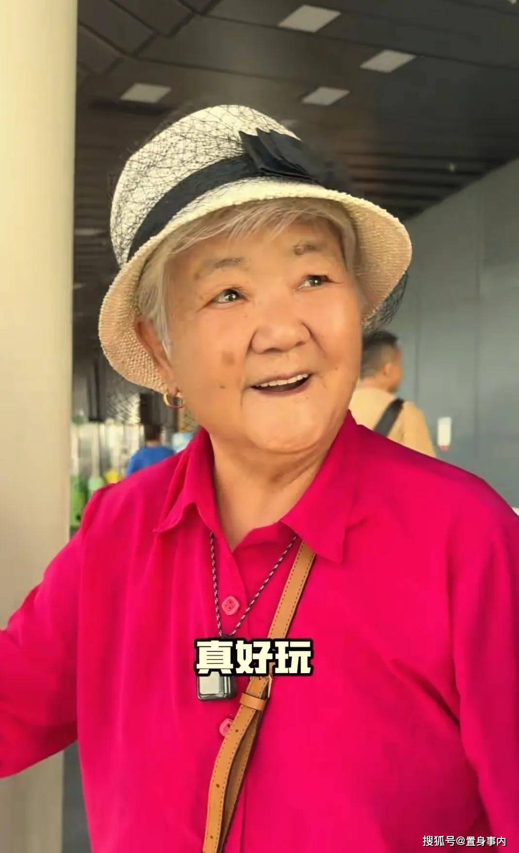 還能盡孝就是福！老戲骨「帶86歲高齡母」雲遊四海　「一摘墨鏡」粉絲驚喊：根本是姊弟