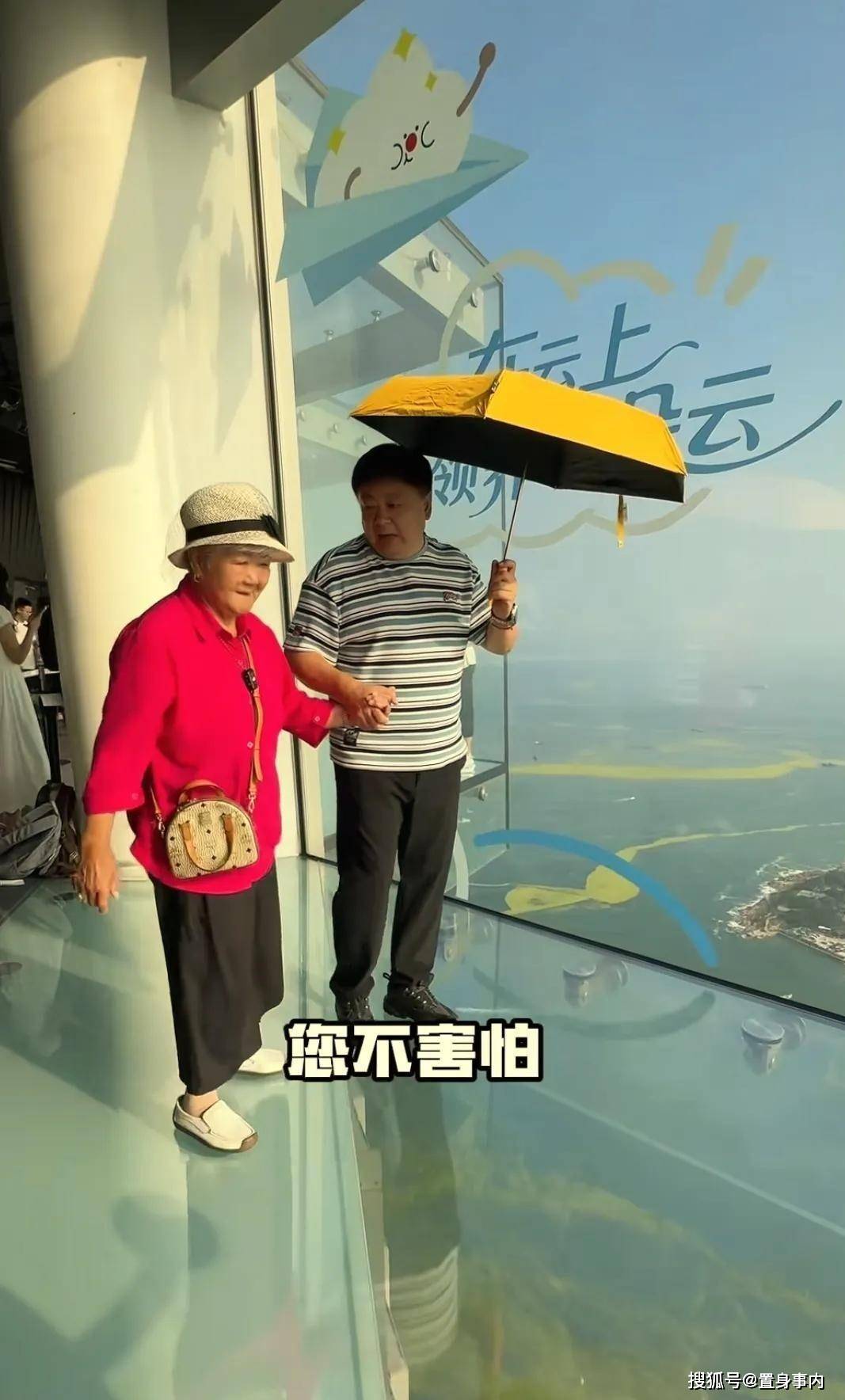 還能盡孝就是福！老戲骨「帶86歲高齡母」雲遊四海　「一摘墨鏡」粉絲驚喊：根本是姊弟