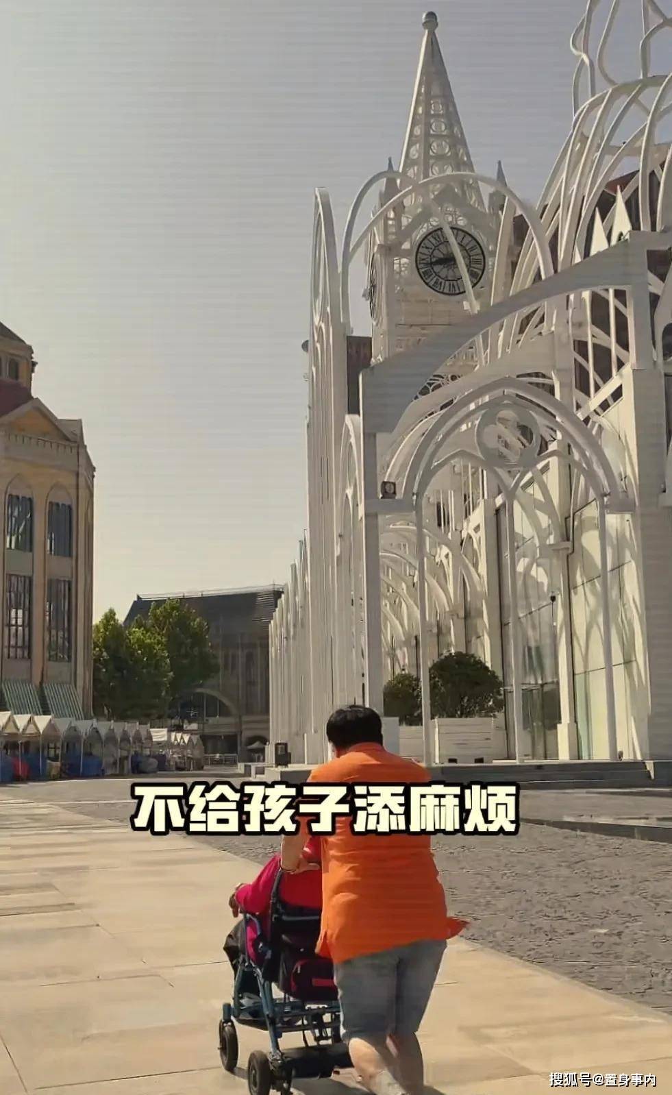 還能盡孝就是福！老戲骨「帶86歲高齡母」雲遊四海　「一摘墨鏡」粉絲驚喊：根本是姊弟