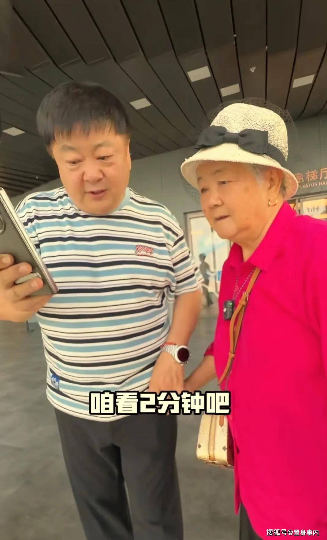 還能盡孝就是福！老戲骨「帶86歲高齡母」雲遊四海　「一摘墨鏡」粉絲驚喊：根本是姊弟