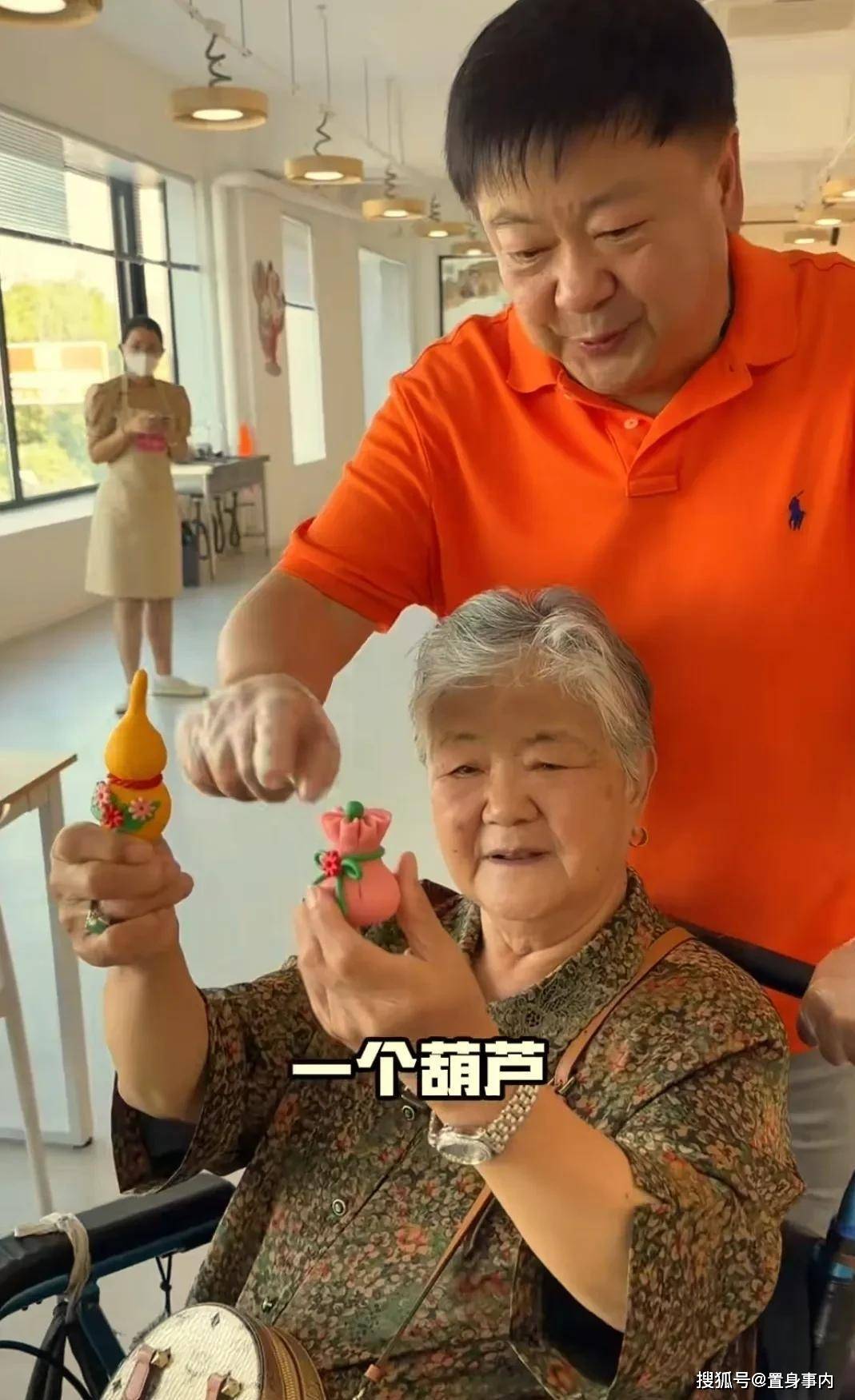 還能盡孝就是福！老戲骨「帶86歲高齡母」雲遊四海　「一摘墨鏡」粉絲驚喊：根本是姊弟