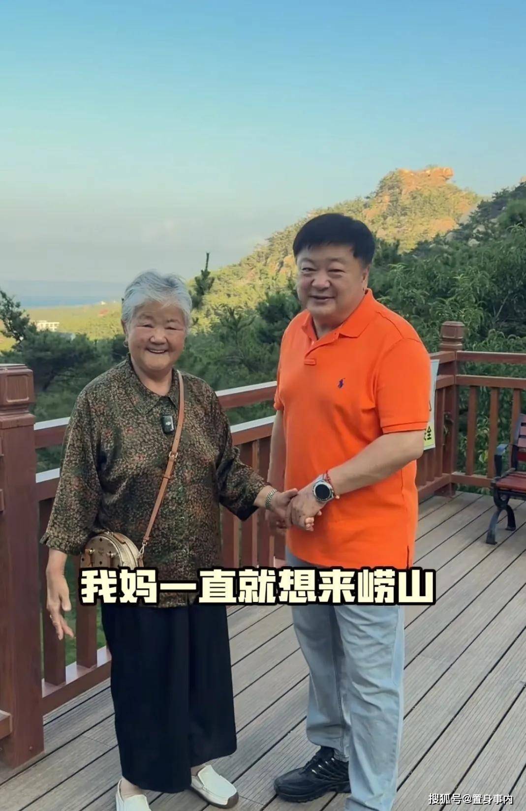 還能盡孝就是福！老戲骨「帶86歲高齡母」雲遊四海　「一摘墨鏡」粉絲驚喊：根本是姊弟