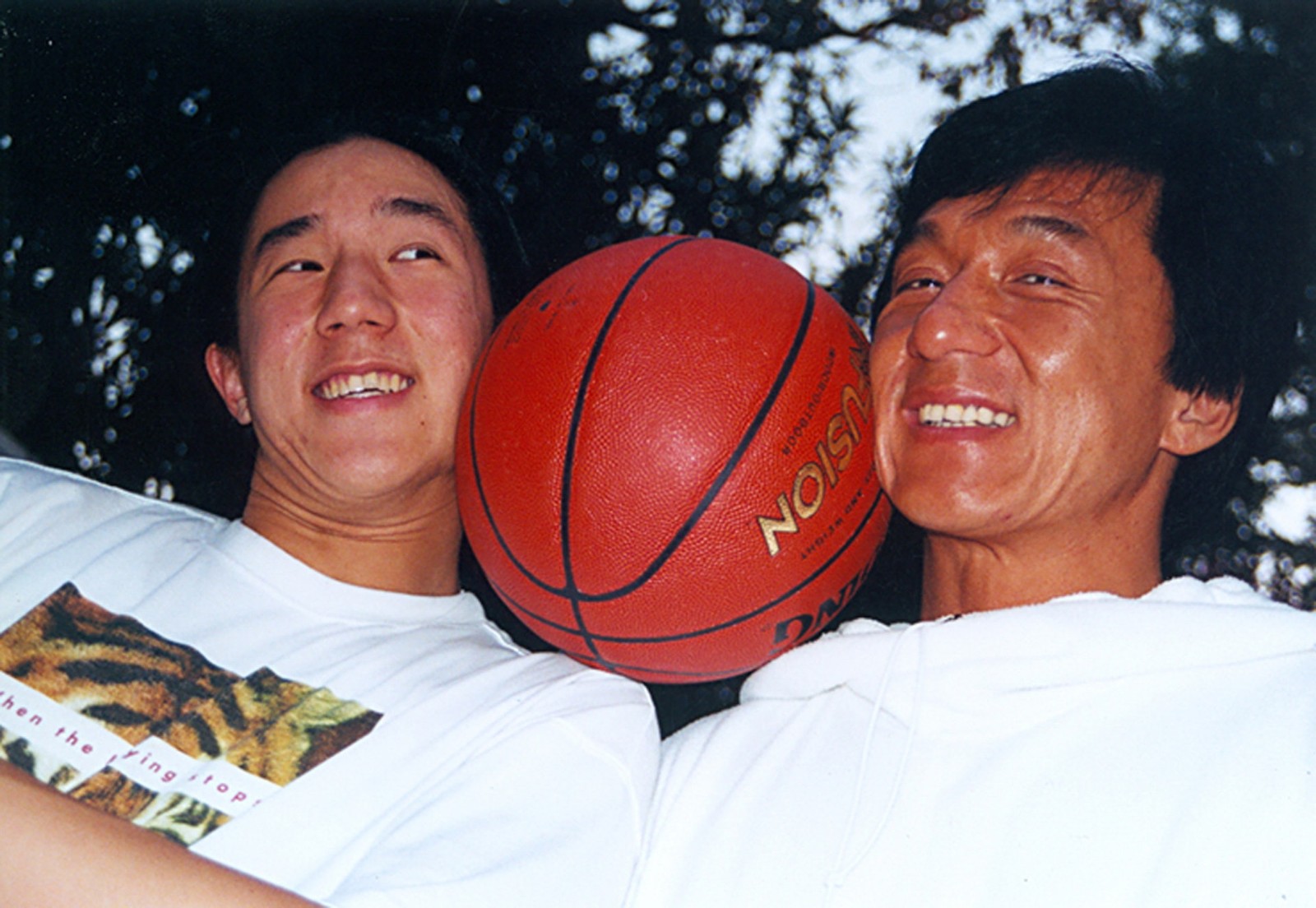 房祖名染毒淡出11年！71歲成龍驚傳「已經秘密抱孫」　父子罕見同框「兒媳疑是知名女星」