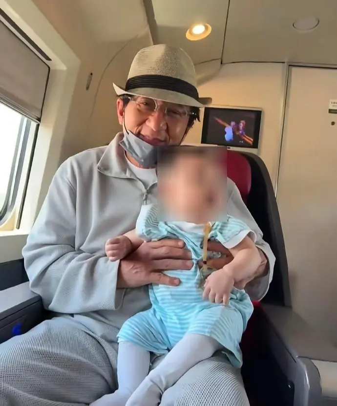房祖名染毒淡出11年！71歲成龍驚傳「已經秘密抱孫」　父子罕見同框「兒媳疑是知名女星」