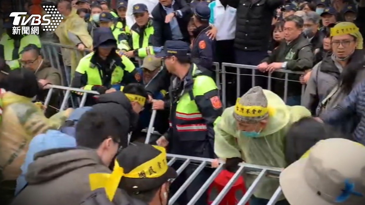 大罷免「害家庭破碎」！7旬老父「遭女兒痛毆3拳」心寒痛哭：除了恨還是恨