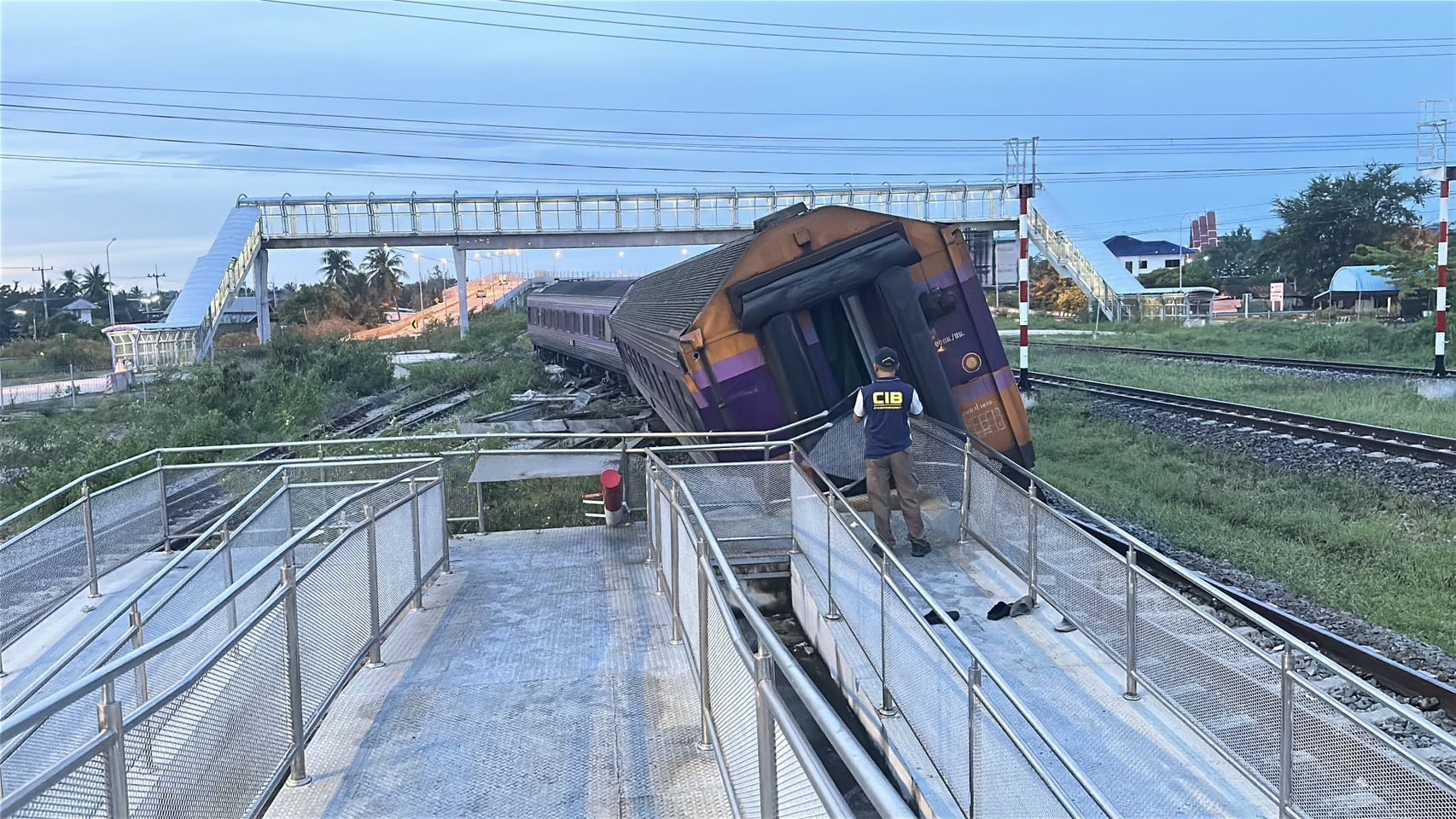 快訊／火車突然出軌！整列車「失控暴衝月台」現況曝光