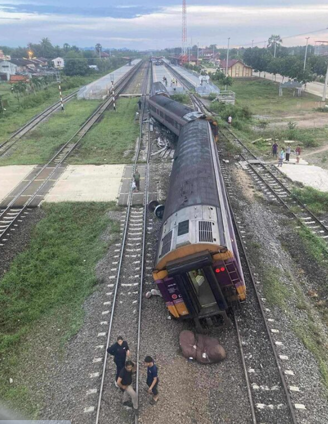 快訊／火車突然出軌！整列車「失控暴衝月台」現況曝光