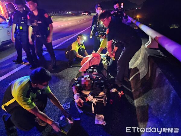 準備要救人！新竹驚傳「瘋男雙刀劫持救護車」衝國道逃亡