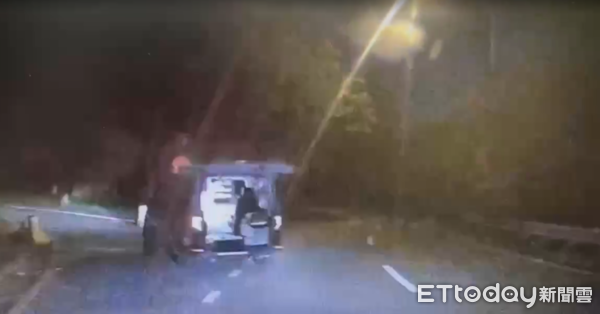 準備要救人！新竹驚傳「瘋男雙刀劫持救護車」衝國道逃亡