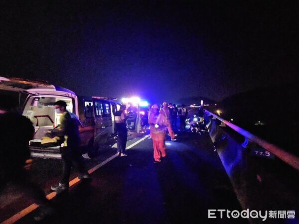 準備要救人！新竹驚傳「瘋男雙刀劫持救護車」衝國道逃亡