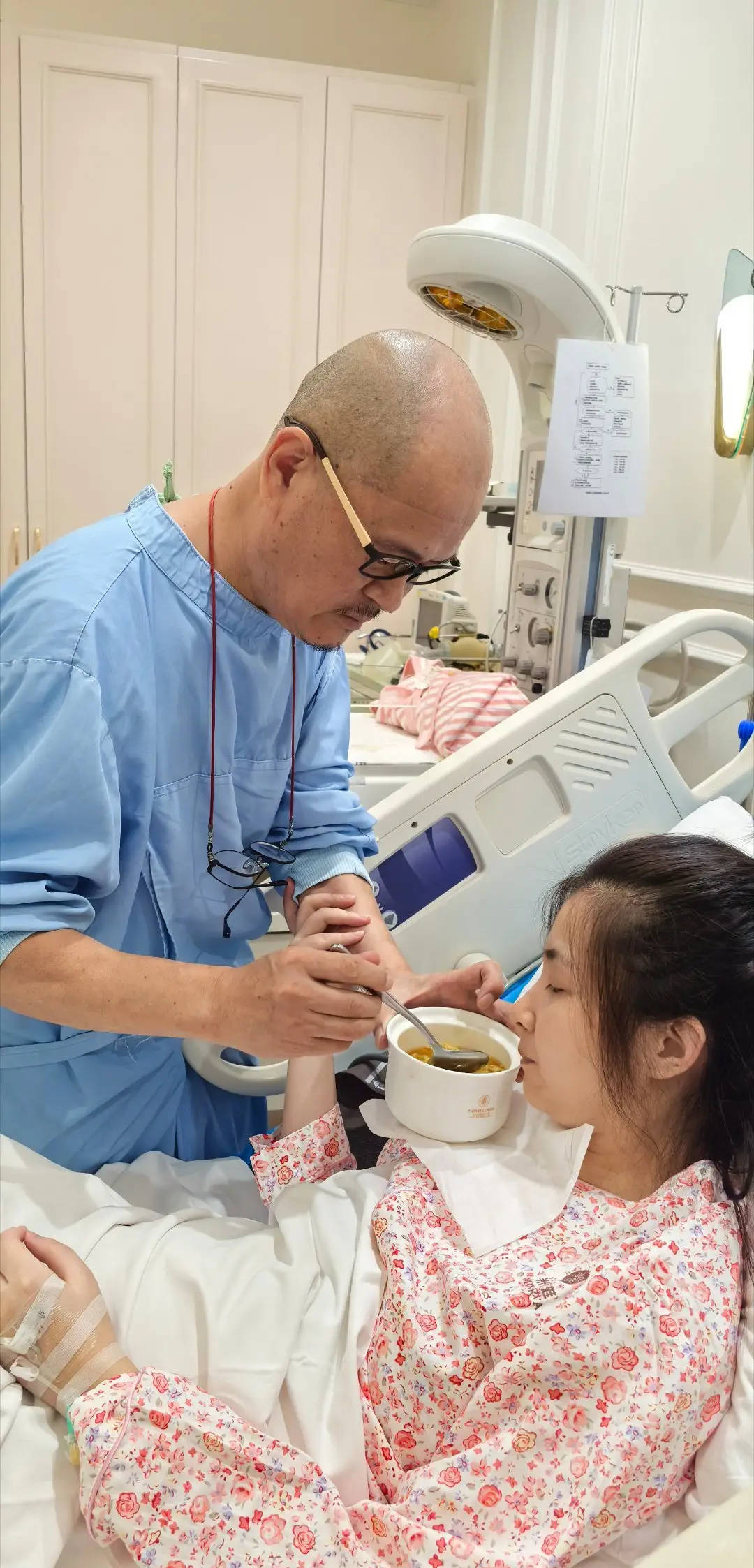 征戰歌壇40年！58歲資深歌手「低調娶小25歲嫩妻」　無預警報喜「我終於當爸了」：一起幫我取名字