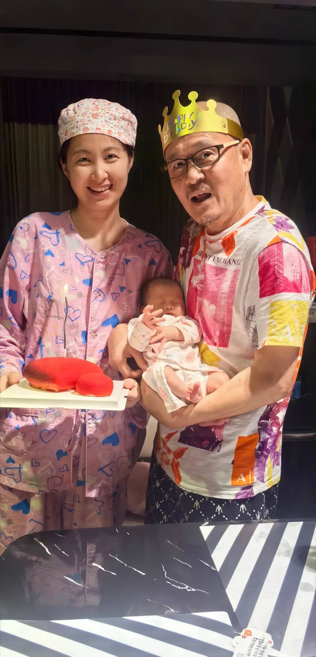 征戰歌壇40年！58歲資深歌手「低調娶小25歲嫩妻」　無預警報喜「我終於當爸了」：一起幫我取名字
