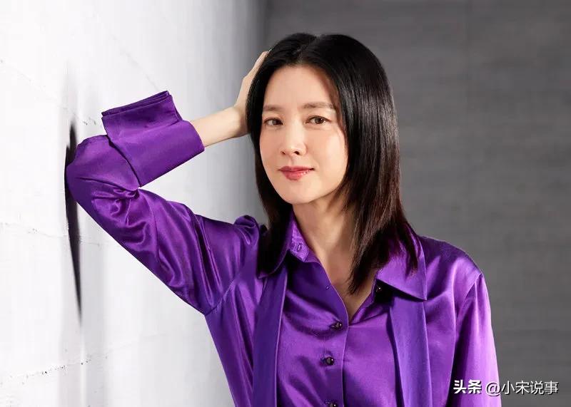 女神變農婦！54歲巨星「嫁大20歲企業家淡出」　隱居鄉下「素顏種地挖菜」畫面曝光：最美農婦❤️