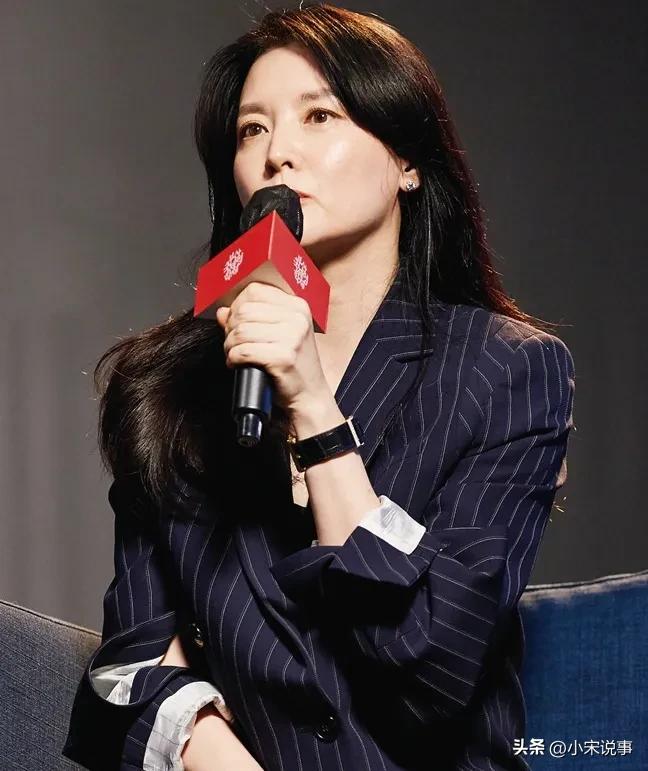 女神變農婦！54歲巨星「嫁大20歲企業家淡出」　隱居鄉下「素顏種地挖菜」畫面曝光：最美農婦❤️