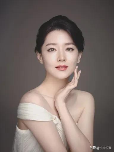 女神變農婦！54歲巨星「嫁大20歲企業家淡出」　隱居鄉下「素顏種地挖菜」畫面曝光：最美農婦❤️